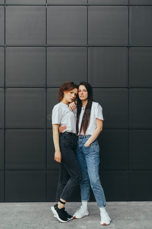 Mariscos Nublado salir Foto Vertical. Hermosas Chicas En Casuales Abrazándose Con El Fondo Negro Y  Mirando La Cámara. Pareja De Novias Hermosas Foto de archivo - Imagen de  lesbiana, amistad: 187108292