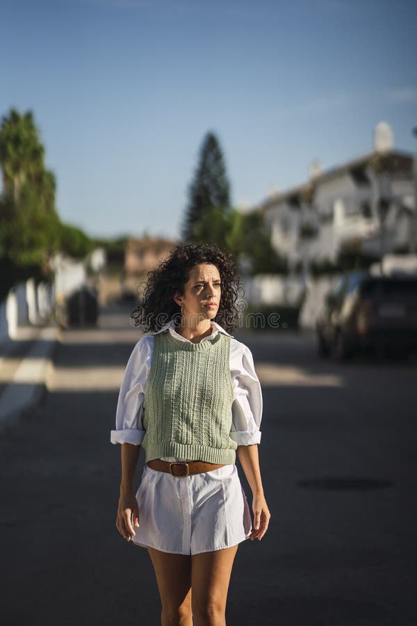 Foto verticale di una donna spagnola in posa sul pa fotografia stock