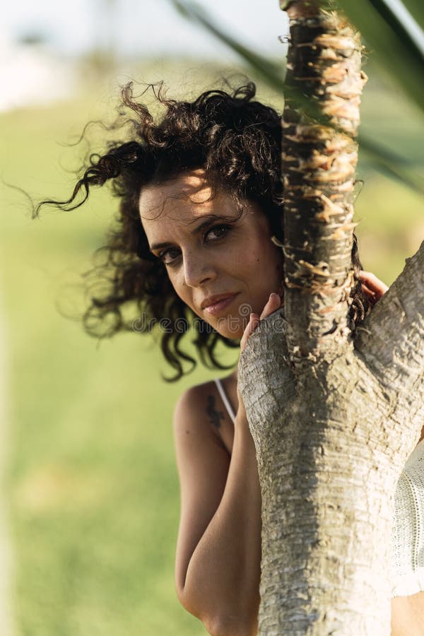 Foto verticale di una femmina spagnola che posava sull'albero immagini stock libere da diritti