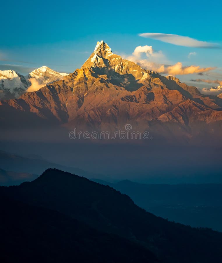Foto verticale scenica del picco di montagna a coda di pesce anche conosciuto come Machapuchare durante l'alba in Himalaya fotografia stock Foto verticale scenica del picco di montagna a coda di pesce anche conosciuto come Machapuchare durante l'alba in Himalaya fotografia stock
