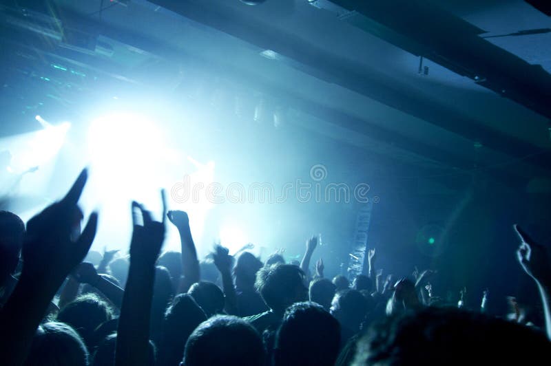 Foto von den Leuten, die Spaß am Rockkonzert, die Fans applaudieren zur berühmten Musik haben, versehen, Rockstar auf dem Stadium