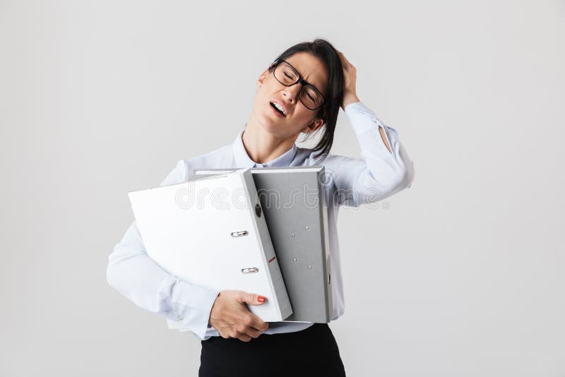 Foto von den tragenden Brillen der Geschäftsfrau, die Papierordner im Büro, lokalisiert über weißem Hintergrund halten stockbild Foto von den tragenden Brillen der Geschäftsfrau, die Papierordner im Büro, lokalisiert über weißem Hintergrund halten stockbild