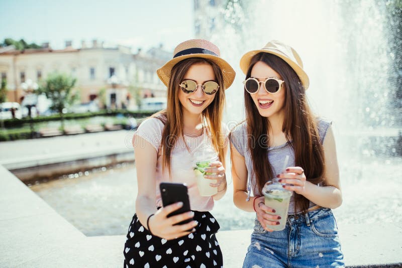 Foto von erfreuten zwei Mischrassefrauen erhalten gute Nachrichten am Handy, empfangen E-Mail oder selfie mit intelligentem Telef stockbild Foto von erfreuten zwei Mischrassefrauen erhalten gute Nachrichten am Handy, empfangen E-Mail oder selfie mit intelligentem Telef stockbild