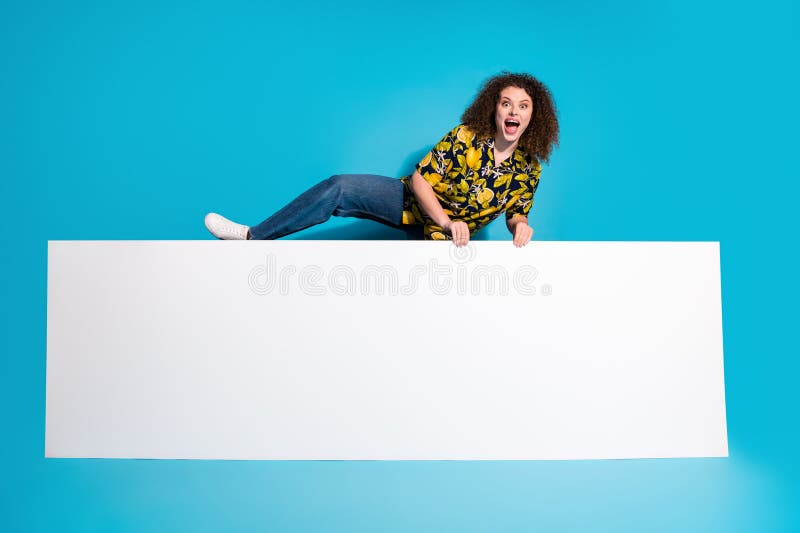 Foto von hübschen fröhlichen Mädchen tragen stilvolle Druckkleidung klettern über Verkauf weißen Banner leeren Raum isoliert in bl stockfotografie