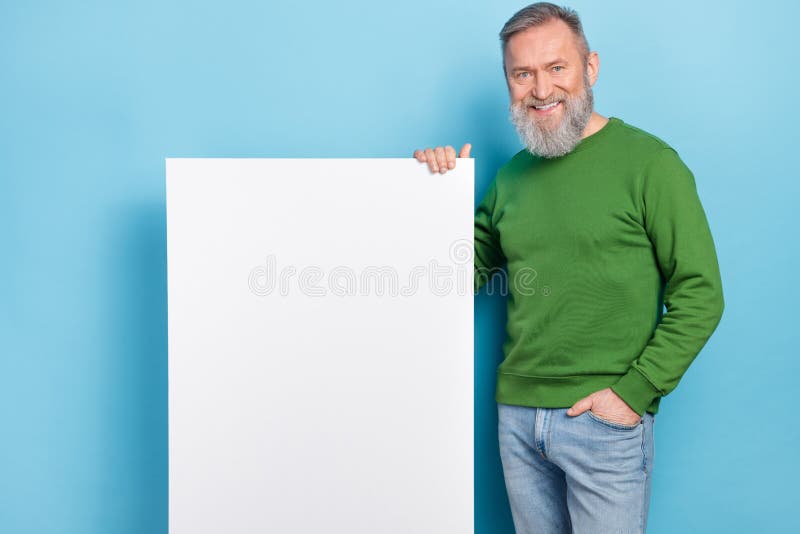 Foto von Mann mittleren Alters Stand rein mockup digitale Elektronik Verkauf White Board isolierte blaue Farbe Hintergrund stockfoto