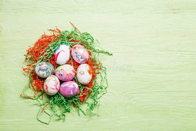 Foto von mehrfarbigen Ostereiern auf grünem hölzernem Hintergrund mit Leerstelle stockbild Foto von mehrfarbigen Ostereiern auf grünem hölzernem Hintergrund mit Leerstelle stockbild