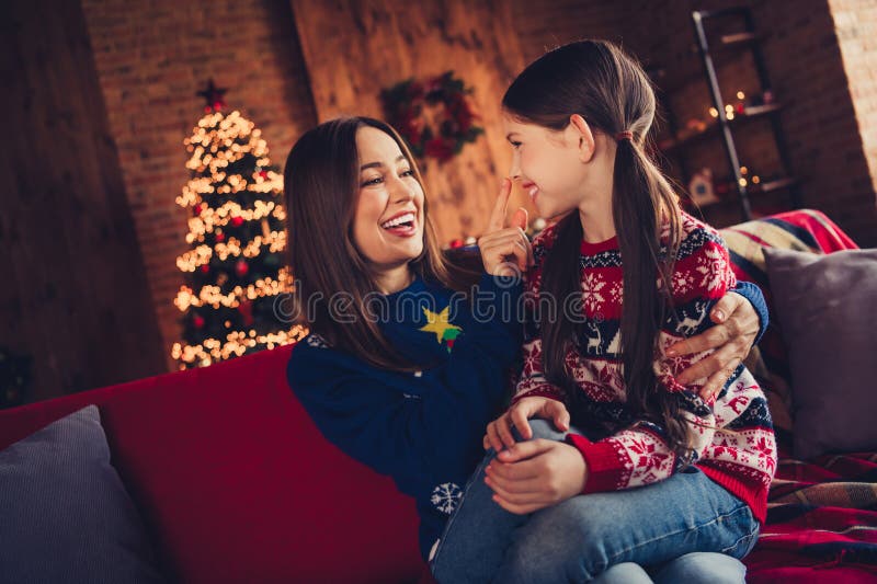 Foto von süße Mutter kleine Tochter verbringen Zeit zusammen gekleidete Weihnachtskleidung Tradition Dekoration stockbilder