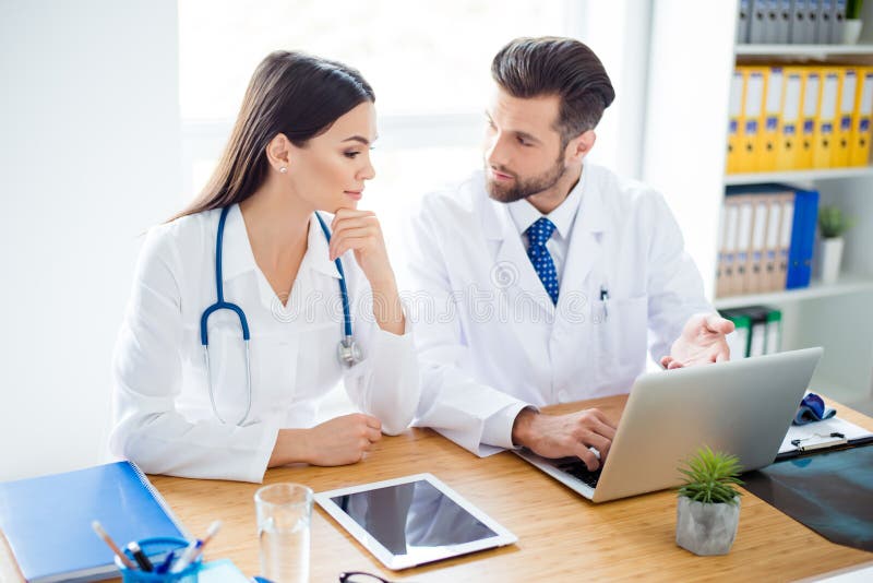 Foto von zwei Doktoren, die zusammen neue Weise von Behandlung wh besprechen stockfoto Foto von zwei Doktoren, die zusammen neue Weise von Behandlung wh besprechen stockfoto