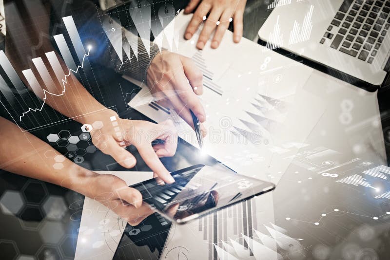 Foto vrouwelijke handen die moderne tablet en wat betreft het scherm houden Businessmansteam die nieuw investeringsprojectbureau royalty-vrije stock afbeeldingen Foto vrouwelijke handen die moderne tablet en wat betreft het scherm houden Businessmansteam die nieuw investeringsprojectbureau royalty-vrije stock afbeeldingen