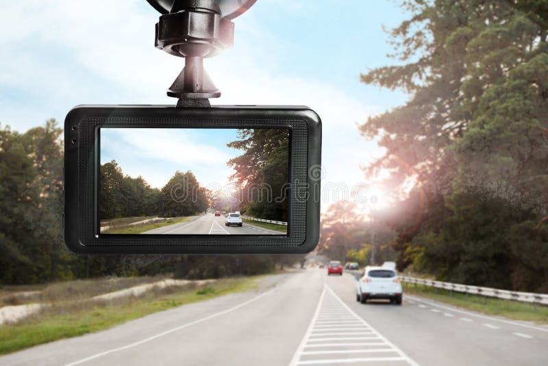 Fotocamera moderna per cruscotto montata in vista dell'auto durante la guida immagini stock