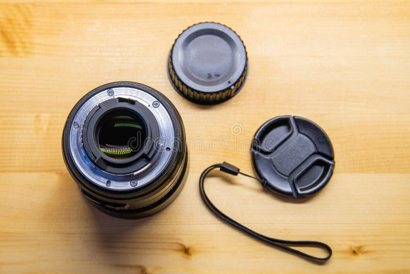 Fotodslr Camera of Videolensclose-up op houten achtergrond, doelstelling die, concept de mensenbaan van de fotograafcamera, ph zo stock foto's Fotodslr Camera of Videolensclose-up op houten achtergrond, doelstelling die, concept de mensenbaan van de fotograafcamera, ph zo stock foto's