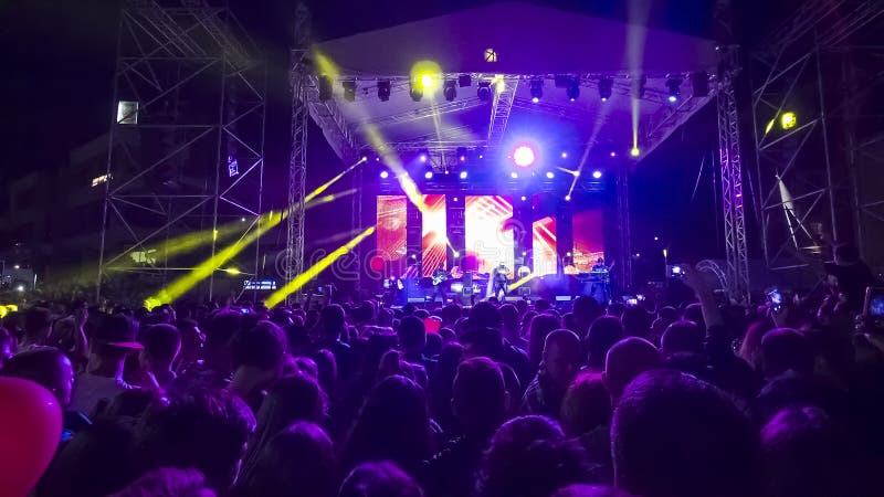 Fotoet av många personer som tycker om, vaggar konsert arkivfoto Fotoet av många personer som tycker om, vaggar konsert arkivfoto