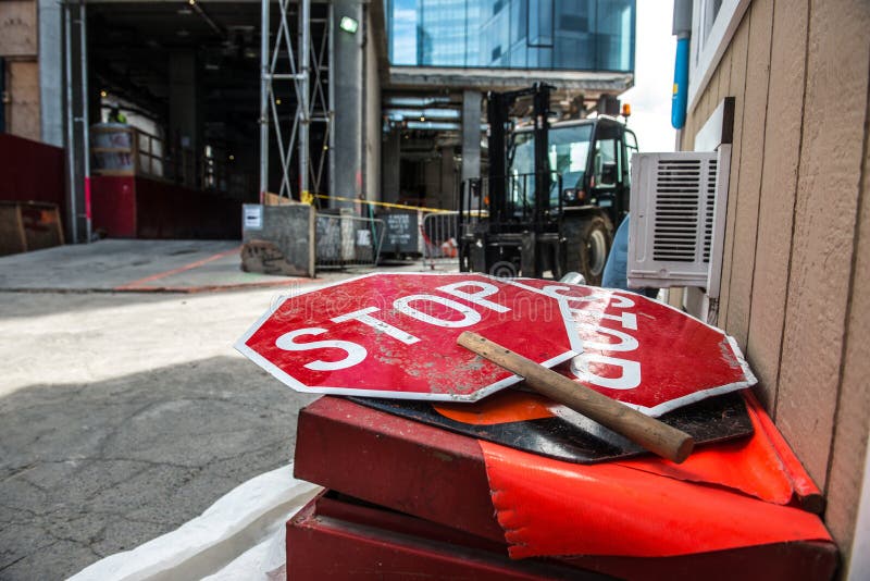 Fotoet för begreppet för industrianläggning- eller konstruktionsplatsregleringen med det röda stoppet undertecknar arkivfoton Fotoet för begreppet för industrianläggning- eller konstruktionsplatsregleringen med det röda stoppet undertecknar arkivfoton