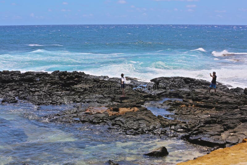Fotoforsen vaggar vågor Hawaii royaltyfria bilder Fotoforsen vaggar vågor Hawaii royaltyfria bilder