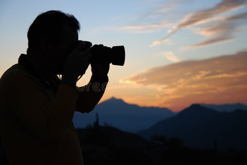 Fotograaf die de zonsondergang vangt royalty-vrije stock foto's Fotograaf die de zonsondergang vangt royalty-vrije stock foto's