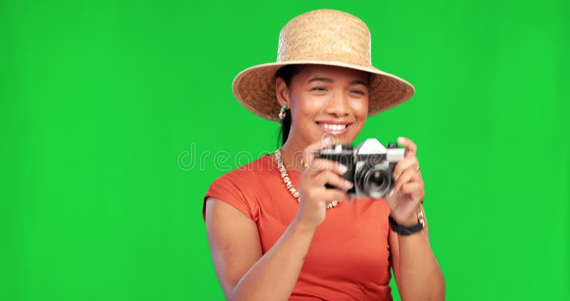 Fotograaf groen scherm en vrouw op vakantie of toerist met camera voor reisgeheugen en fotografie van