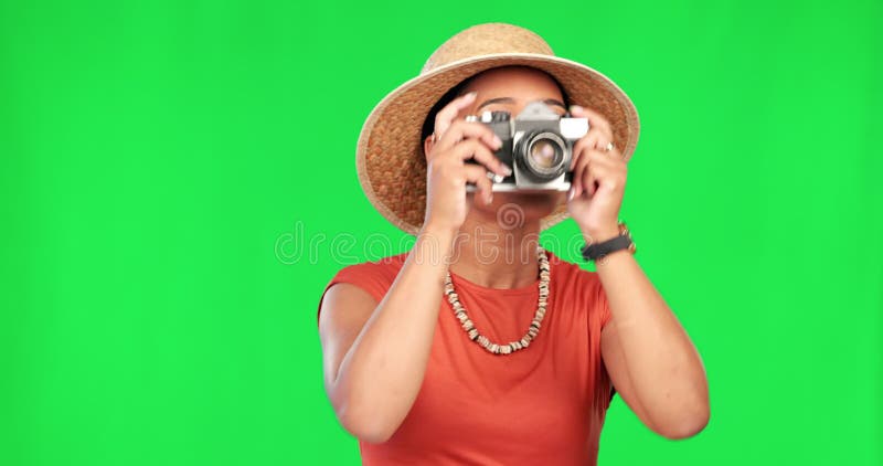 Fotograaf met groen scherm en vrouw op vakantie of toerist met camera voor reisgeheugen en fotografie van