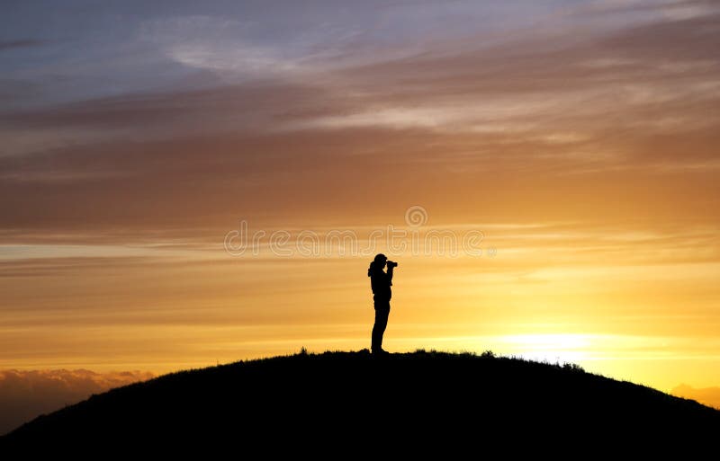 Fotograaf in zonsondergang royalty-vrije stock afbeeldingen Fotograaf in zonsondergang royalty-vrije stock afbeeldingen