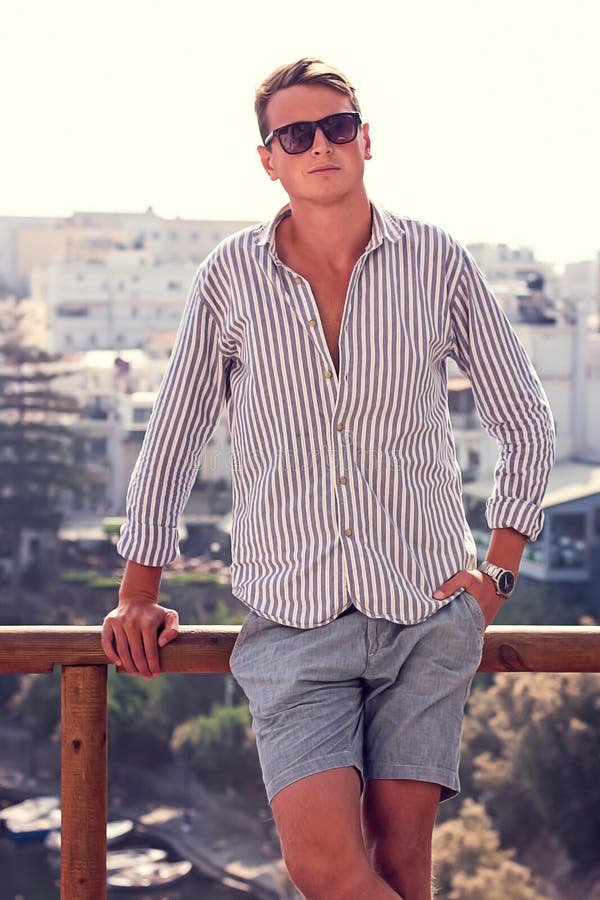 Fotografía De Moda Para Hombres En El Día Soleado De La Playa Foto de archivo - Imagen de cara, persona: