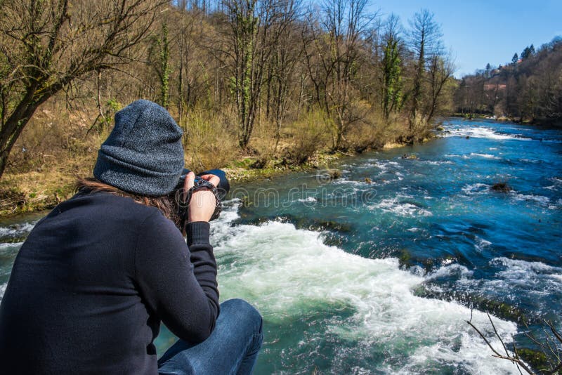 Fotograf, der ein Foto von Plitvice, Kroatien macht lizenzfreie stockbilder Fotograf, der ein Foto von Plitvice, Kroatien macht lizenzfreie stockbilder