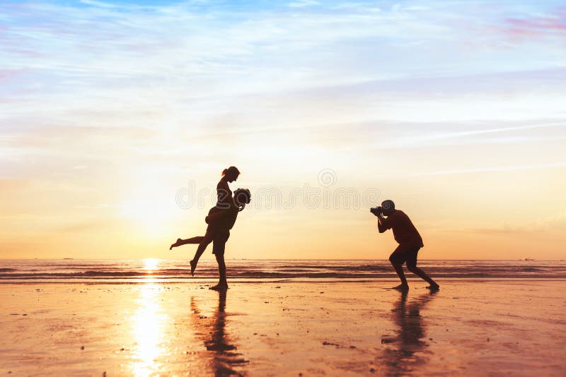 Fotograf, der mit Paaren auf dem Strand, Berufshochzeitsphotographie arbeitet stockfotos Fotograf, der mit Paaren auf dem Strand, Berufshochzeitsphotographie arbeitet stockfotos