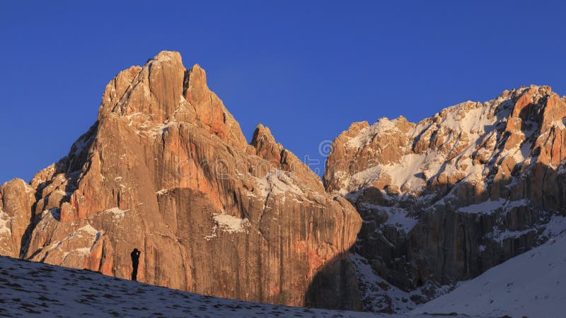 Fotograf, der vor Sonnenuntergang über einem Berg in der tibetanischen Himalajalandschaft in Sichuan-Provinz, China steht lizenzfreie stockfotos Fotograf, der vor Sonnenuntergang über einem Berg in der tibetanischen Himalajalandschaft in Sichuan-Provinz, China steht lizenzfreie stockfotos