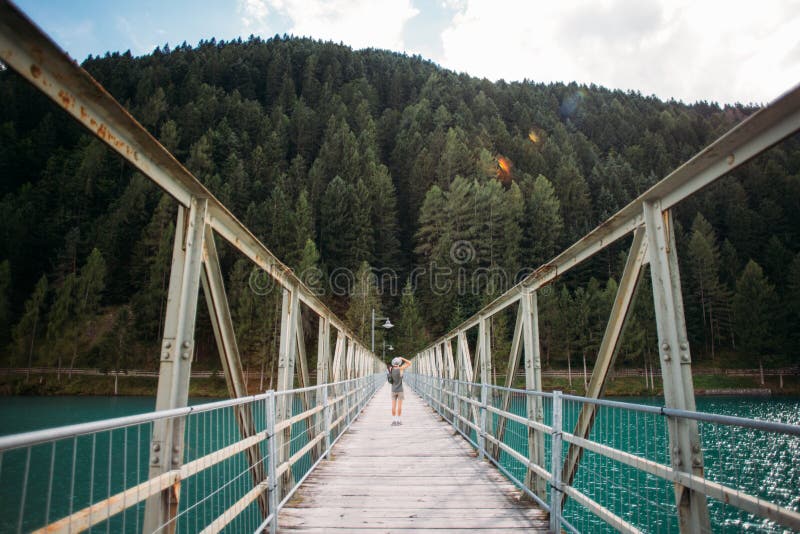 Fotograf macht Foto von der schmalen Brücke stockfoto Fotograf macht Foto von der schmalen Brücke stockfoto