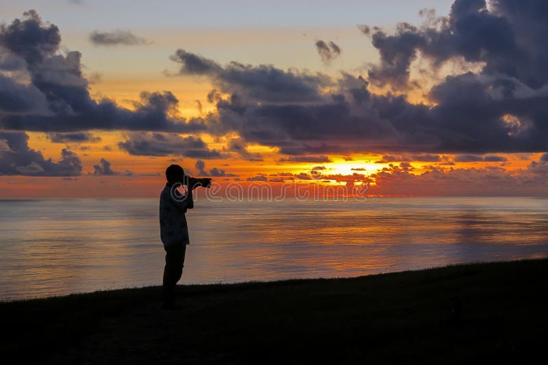 FOTOGRAF MACHT SONNENUNTERGANG-FOTO IN OSTERINSEL, CHILE lizenzfreies stockfoto FOTOGRAF MACHT SONNENUNTERGANG-FOTO IN OSTERINSEL, CHILE lizenzfreies stockfoto