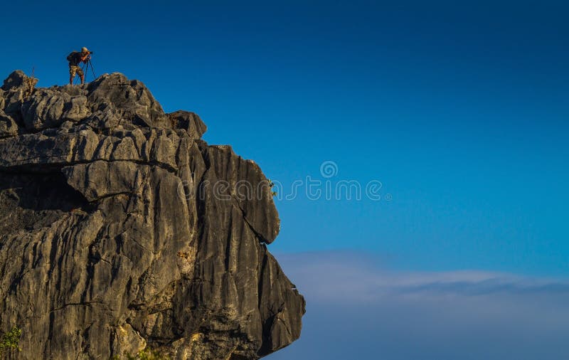 Fotograf mit Stativschießen-Landschaftsfotos lizenzfreies stockbild Fotograf mit Stativschießen-Landschaftsfotos lizenzfreies stockbild