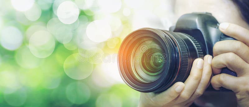 Fotograf patrzeje przez kamera obiektywu z kamerą w ręce