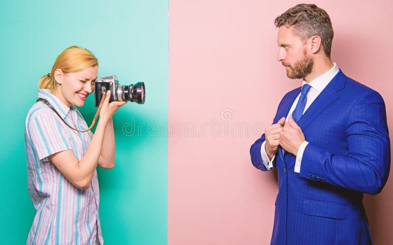 Fotograf som tar foto den lyckade aff?rsmannen Aff?rsmannen tycker om stj?rna?gonblick Paparazzibegrepp Photosession f?r arkivfoton Fotograf som tar foto den lyckade aff?rsmannen Aff?rsmannen tycker om stj?rna?gonblick Paparazzibegrepp Photosession f?r arkivfoton