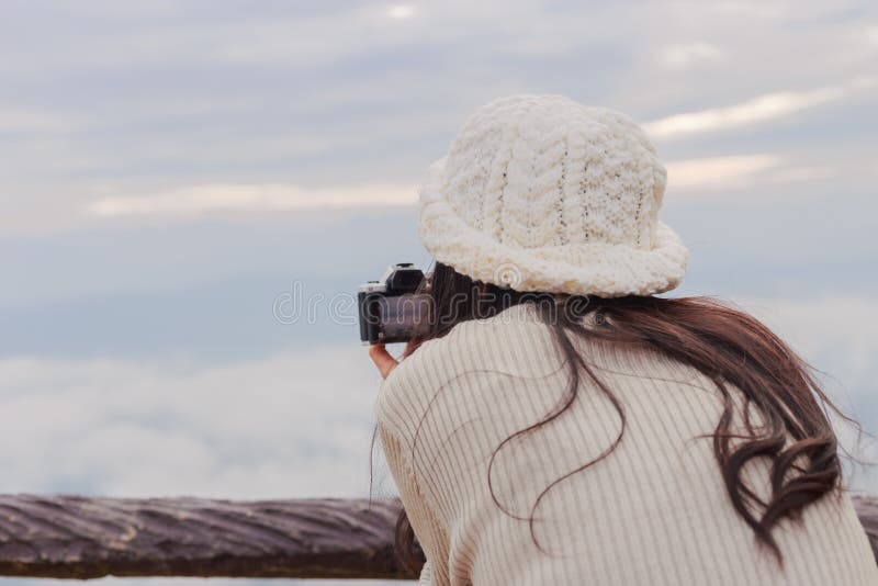 Fotograf som tar fotoet av landskapet från överkanten av berget arkivbilder Fotograf som tar fotoet av landskapet från överkanten av berget arkivbilder