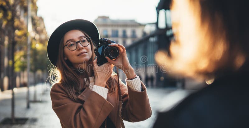 Fotograf w okularach z aparatem fotograficznym fotografa modelki Turystka z uśmiechem podróżująca w Barcelonie zdjęcia royalty free