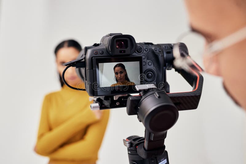 Fotografa e fotografa girano in studio una modella di moda per pubblicità creativa e immagini. backstage media fotografie stock