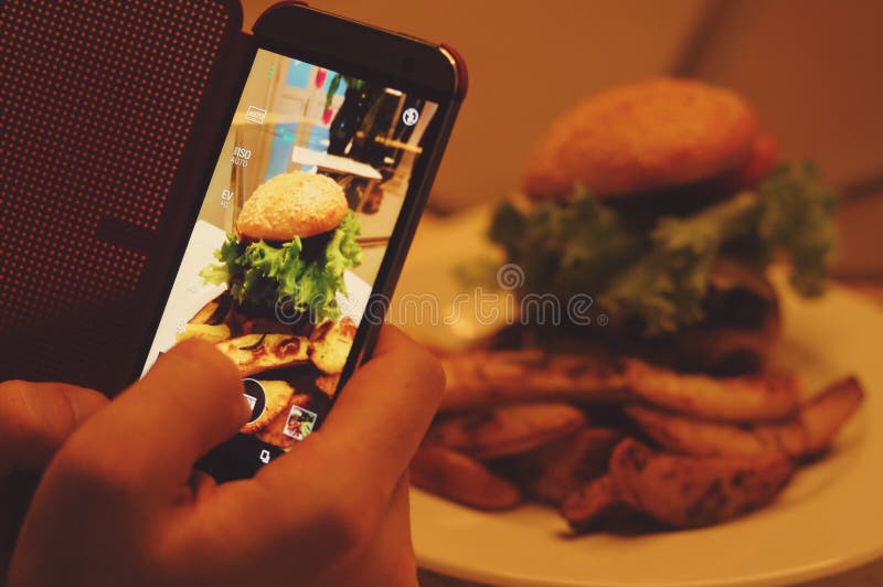 Fotografare alimento al ristorante immagini stock libere da diritti Fotografare alimento al ristorante immagini stock libere da diritti