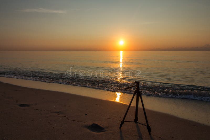 Fotografera soluppgång i stranden med tripoden fotografering för bildbyråer Fotografera soluppgång i stranden med tripoden fotografering för bildbyråer