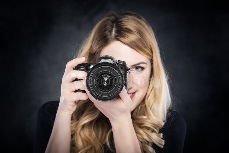 Fotograffrau, die Kamera hält lizenzfreie stockfotografie Fotograffrau, die Kamera hält lizenzfreie stockfotografie