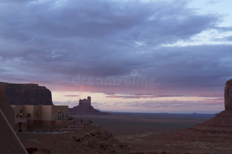 Fotografi al centro degli ospiti della valle del monumento al tramonto immagini stock Fotografi al centro degli ospiti della valle del monumento al tramonto immagini stock