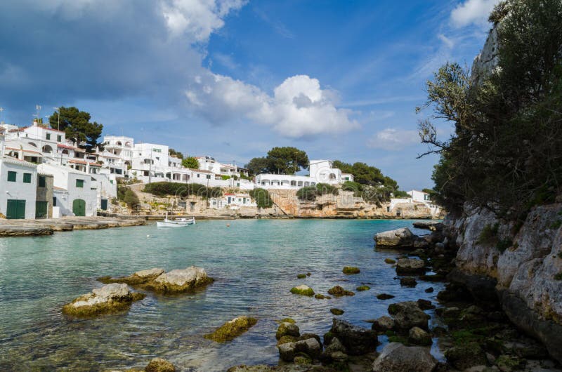 Fotografi av ett underbart landskap av stranden av Alcaufar, Menorca Ett perfekt paradis royaltyfri bild Fotografi av ett underbart landskap av stranden av Alcaufar, Menorca Ett perfekt paradis royaltyfri bild