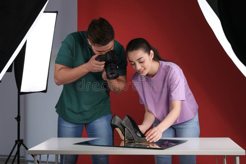 Fotografi professionisti che sparano le scarpe alla moda immagini stock Fotografi professionisti che sparano le scarpe alla moda immagini stock