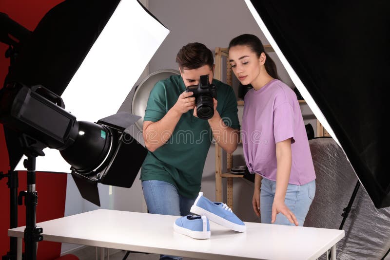 Fotografi professionisti che sparano le scarpe alla moda immagini stock libere da diritti Fotografi professionisti che sparano le scarpe alla moda immagini stock libere da diritti