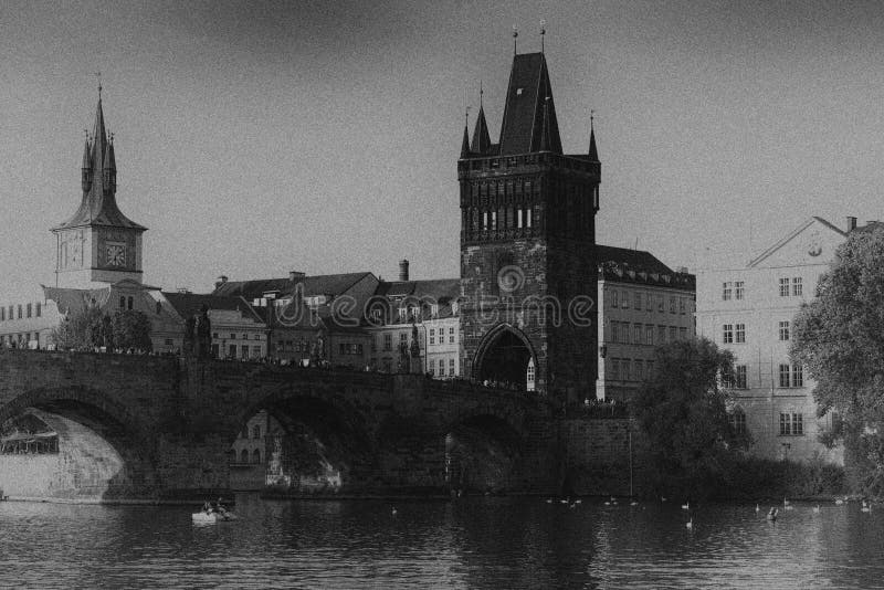Fotografia in bianco e nero del ponte di Charles Centro storico del ` s di Praga fotografia stock libera da diritti Fotografia in bianco e nero del ponte di Charles Centro storico del ` s di Praga fotografia stock libera da diritti
