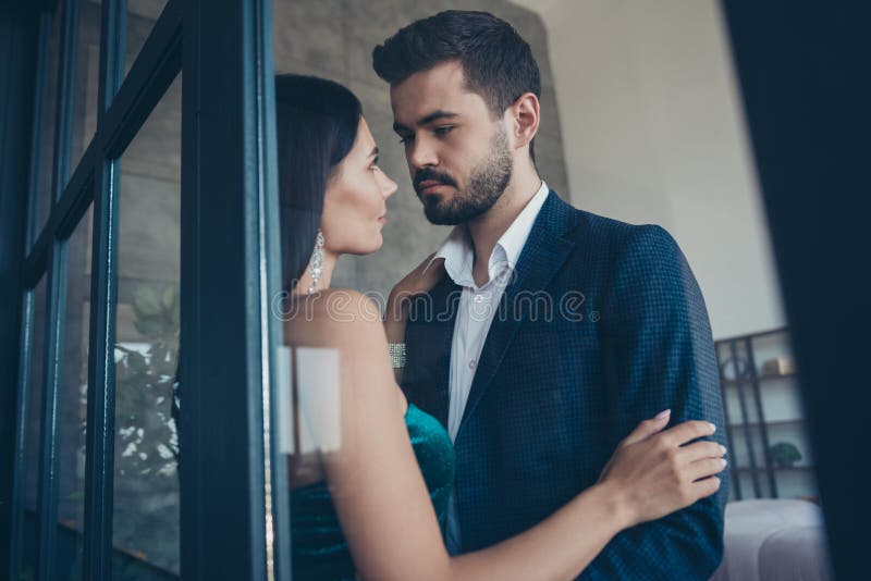 Fotografia czułości para modna dama wychylająca się z szklanej ściany drzwi kuszące prelują intymne erotyczne życzenie nosić fant obrazy royalty free Fotografia czułości para modna dama wychylająca się z szklanej ściany drzwi kuszące prelują intymne erotyczne życzenie nosić fant obrazy royalty free