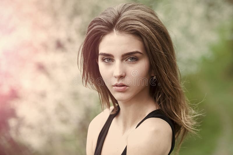 Fotografia da forma Menina com composição na cara bonita e no cabelo longo imagem de stock Fotografia da forma Menina com composição na cara bonita e no cabelo longo imagem de stock