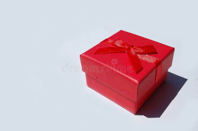 Pequeña Caja De Regalo Cerrada Rojo Con El Ornamento De La Cinta En El  Fondo De Madera. Fotos, retratos, imágenes y fotografía de archivo libres  de derecho. Image 31151012
