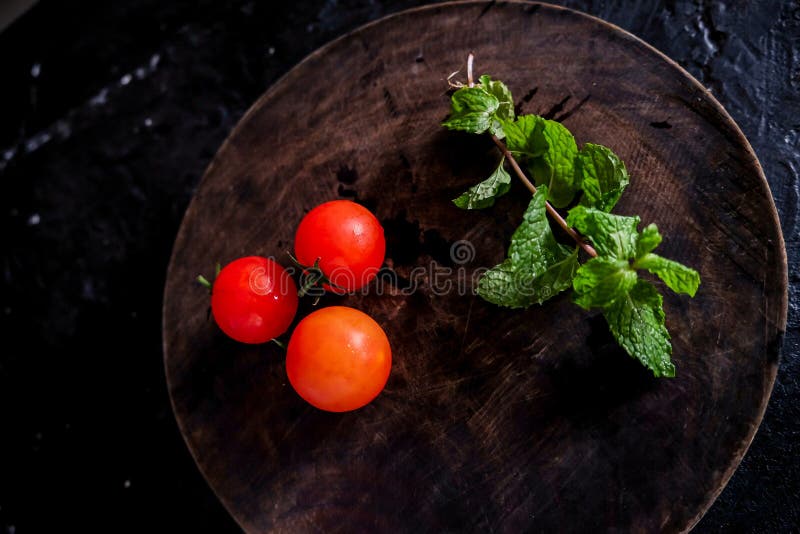 Fotografia do alimento biológico - tomates, hortelã e beterraba vermelha imagem de stock royalty free Fotografia do alimento biológico - tomates, hortelã e beterraba vermelha imagem de stock royalty free