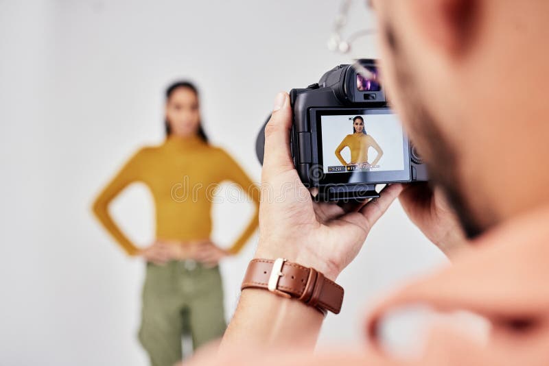 Fotografia e fotografa con modello di moda femminile in studio per pubblicità creativa e immagini. media fotografia stock libera da diritti