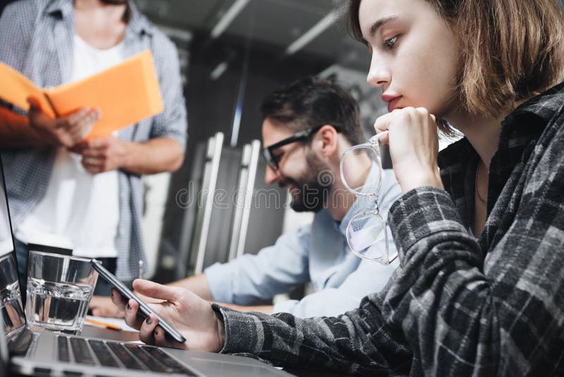 Fotografia nowożytni coworking ludzie pracuje w loft biurze z komputerami i laptopami Pojęcie praca na cyfrowych przyrządach obrazy stock Fotografia nowożytni coworking ludzie pracuje w loft biurze z komputerami i laptopami Pojęcie praca na cyfrowych przyrządach obrazy stock