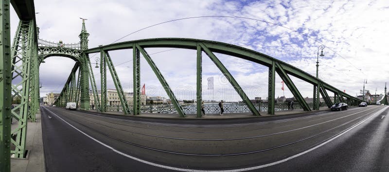 Fotografia panorâmico do interior da ponte da liberdade de Budapest, com suas estrutura do ferro fundido e torres decoradas fotos de stock Fotografia panorâmico do interior da ponte da liberdade de Budapest, com suas estrutura do ferro fundido e torres decoradas fotos de stock