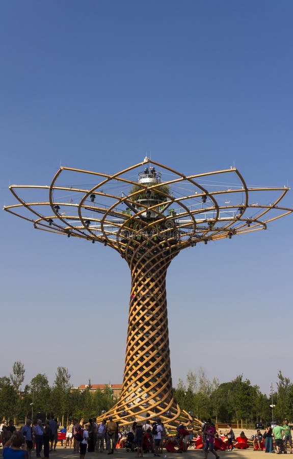 Fotografia piękny drzewo życie symbol expo 2015 terenów z gościami pod nimi zdjęcia stock